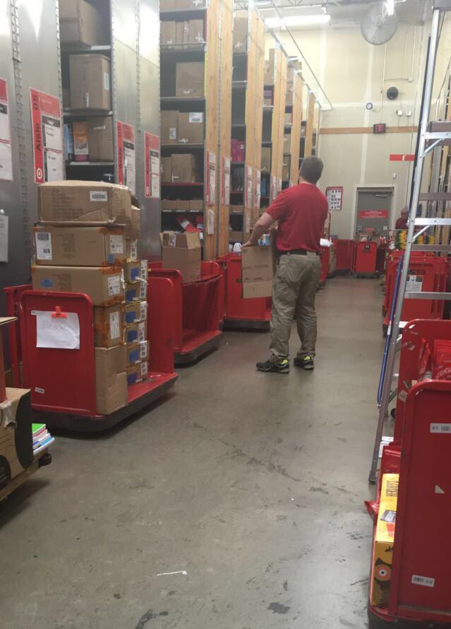 ashmlawrence's tweet photo. The unload team all learned how to backstock today. I then spent the day creeping on them while they did good things and backstocked all of their own freight. This team is legit y’all! #1063gettinafterit #huddlefieldtrip #owningtheprocess https://t.co/rSTx120maS
