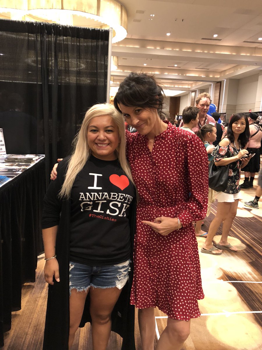 SnowWhite1205's tweet photo. Finally got to meet @annabethgish ! Y’all need to go meet her, she is a sweetheart! #DragonCon2018 #teamreyes #monicareyes https://t.co/91VE2t4D4I