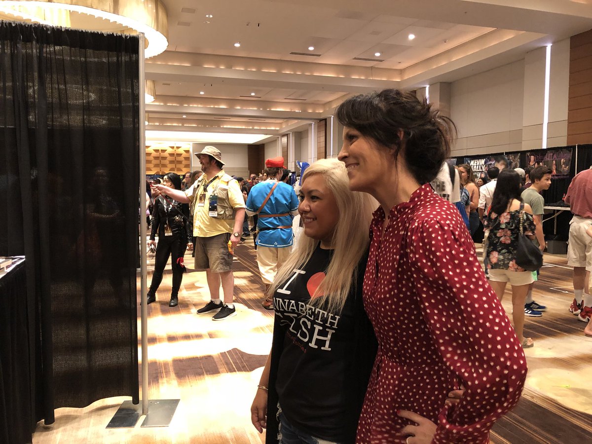 SnowWhite1205's tweet photo. Finally got to meet @annabethgish ! Y’all need to go meet her, she is a sweetheart! #DragonCon2018 #teamreyes #monicareyes https://t.co/91VE2t4D4I
