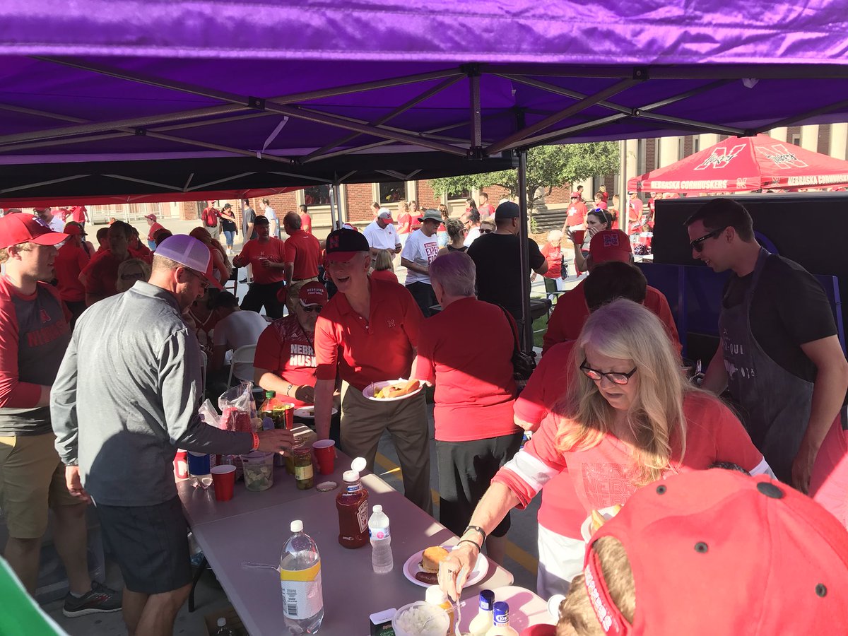 jessenharding's tweet photo. Lots of food and drinks at the tailgate! https://t.co/fRU7rLA0JK