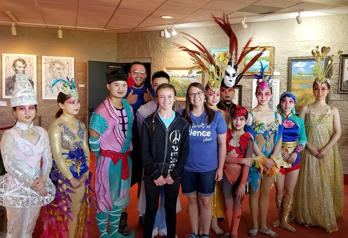 KatieTheWXLady's tweet photo. Chillin’ with the Acrobats of China 🙌
#branson #missouri #acrobatsofchina https://t.co/8eFQ5trycz