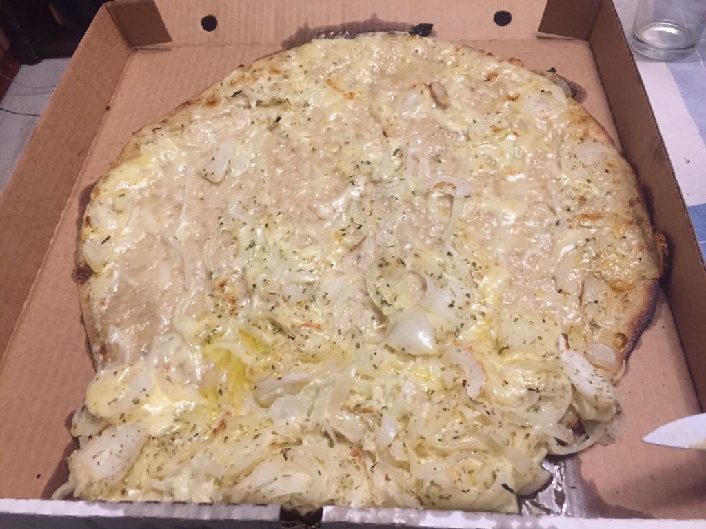 AntiJMc's tweet image. @UberEats_Chile  hice un pedido hace media hora, la pizza llego con los ingredientes fuera de la masa, en los bordes de la caja