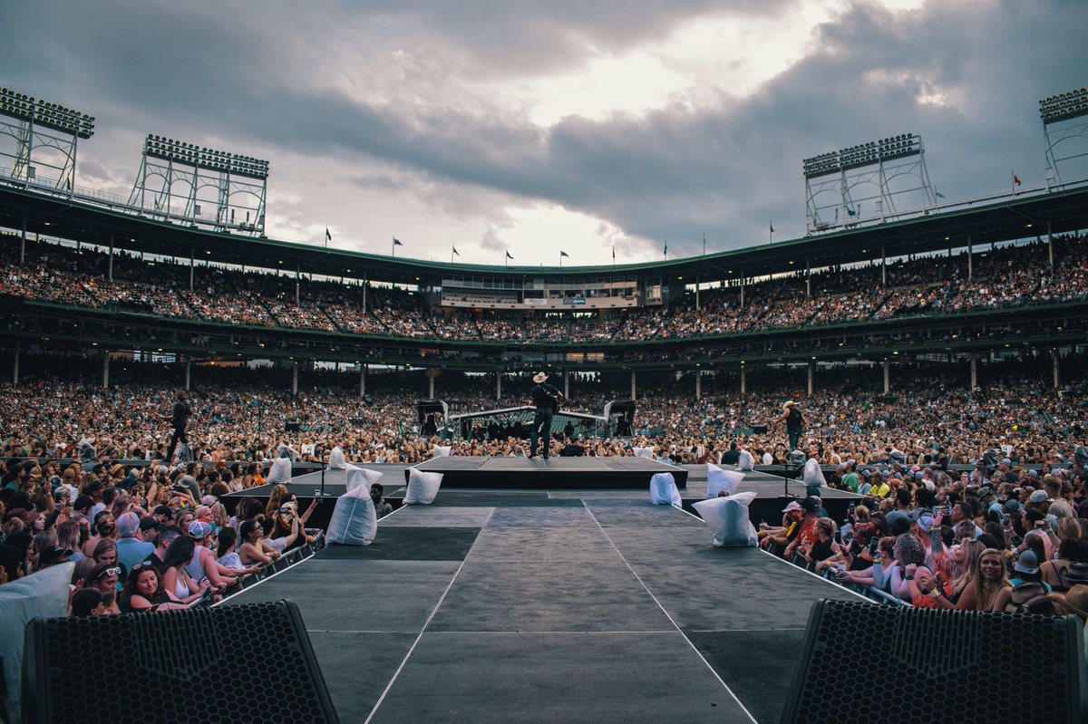 Chicago....I love you! #wrigleyfield #lukebryan #samhunt #carlypearce #chicagocubs #whatmakesyoucountrytour