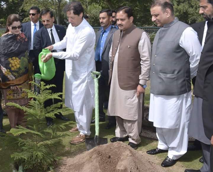 Real_MuhammadA's tweet photo. وزیر اعظم پاکستان عمران خان نے لاہور میں درخت لگا کر گرین پاکستان مہم کا آغاز کر دیا https://t.co/w2vcZzD7N3