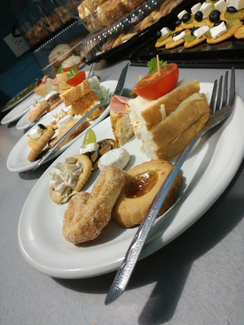 COPLAEventos's tweet photo. Iluminación, Audio, barra libre, canapés, meseros, mesas, arreglos florales y más #aCOPLAte #grupokc https://t.co/hawv2xNKAL