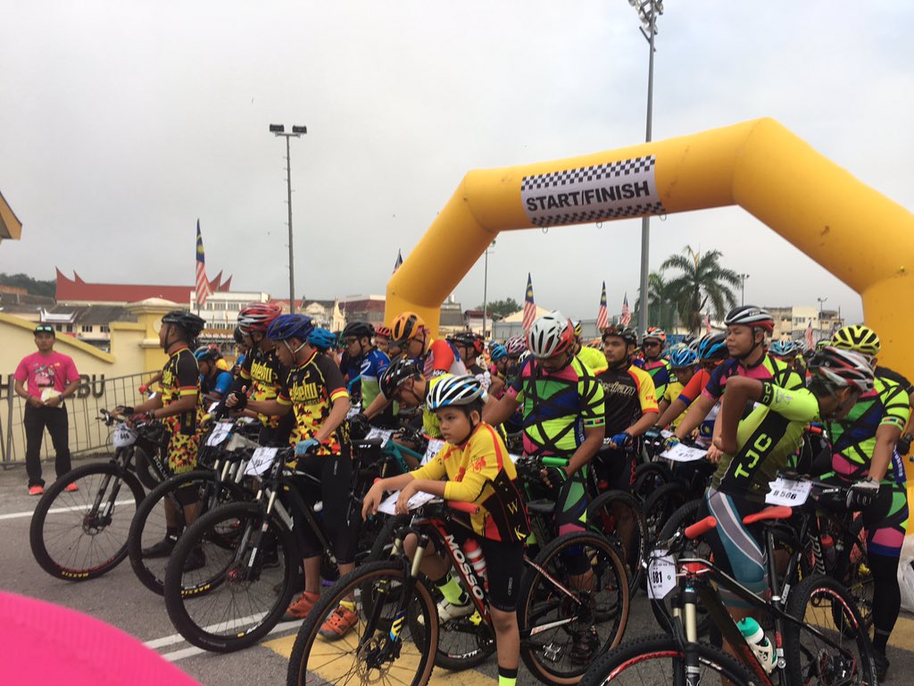 AtOfficer's tweet photo. 01092018 - Day 528: Bersama-sama YB @BSawir melepaskan peserta NS Nature MTB Jamboree 2018 di Kuala Klawang. Dan kemudian penyampaian hadiah kepada peserta bagi 9 kategori.
Tahniah @MDJelebu, JCA &amp; Lembaga Pelancongan NS atas penganjuran dgn penyertaan >700 peserta👍🏼👍🏼👍🏼 https://t.co/7YUnry9zXX