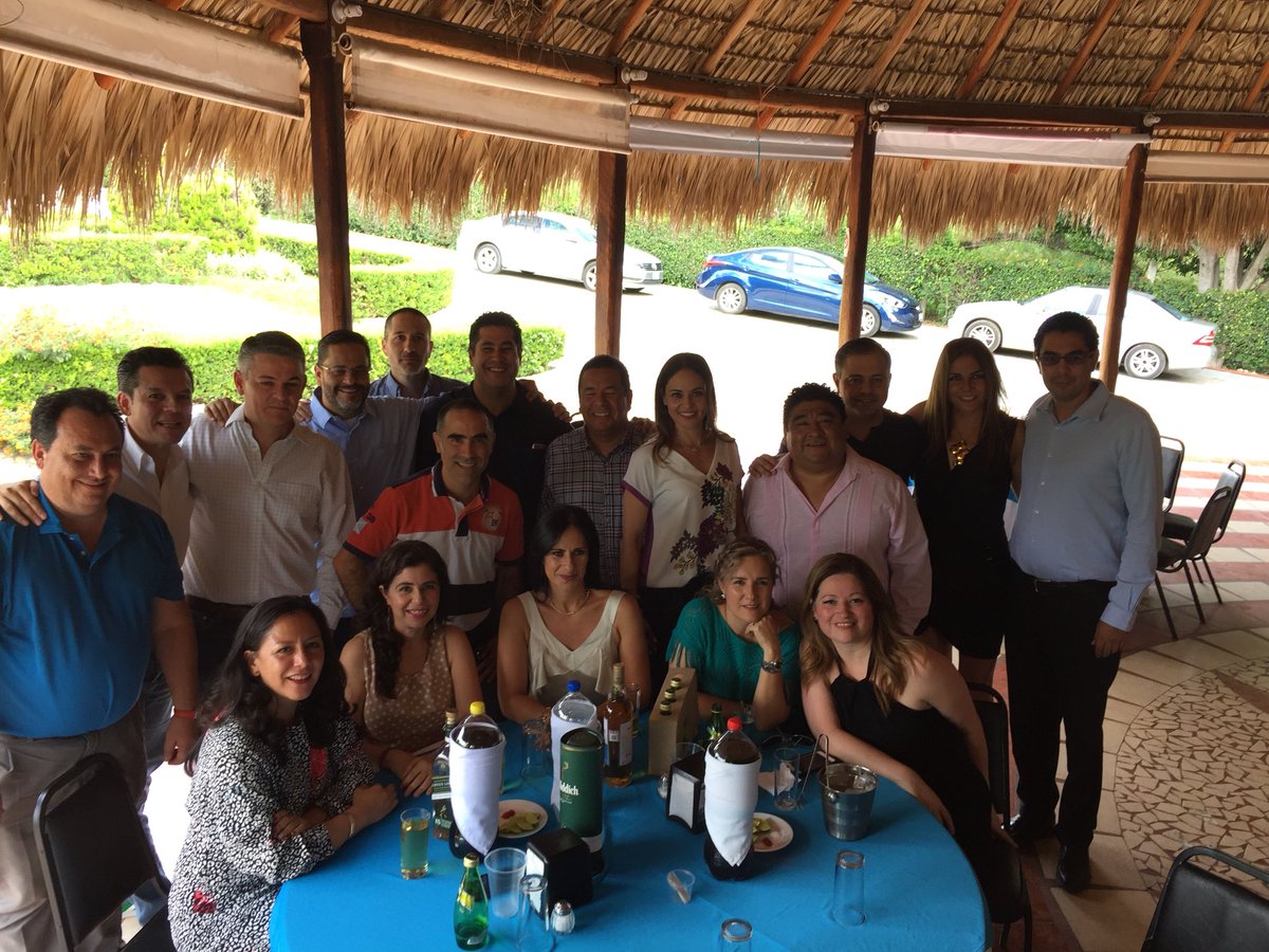 cedelaf's tweet photo. Generación 1992 Instituto Carlos Gracida #ICAGRA https://t.co/dGDqupRZU3