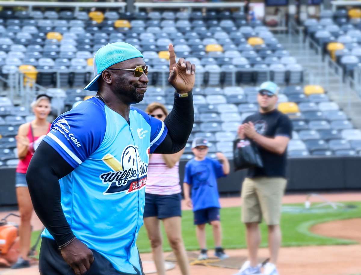 KellyKix's tweet photo. Wow! What an awesomely fun day with fantastic people and all for an incredible organization!! @WiffleWars benefiting @HendyFoundation at @CHSFieldStPaul thank you @StPaulSaints and EVERYONE who took part & came out. More pix SOON!! https://t.co/sxoCaP4n53