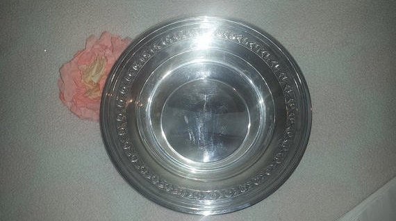 JunkYardBlonde's tweet photo. Silver Serving Bowl,Reed and Barton,Roses Bowl, Silver Round Platter,Silver Bowl,Wedding,Vintage Ornate Bowl,Reception Decor,1204,1960s https://t.co/sarbXrJGdZ #Gotvintage #Etsysellsvintage #JunkYardBlonde #Junkyardblonde https://t.co/KAqePcemM6