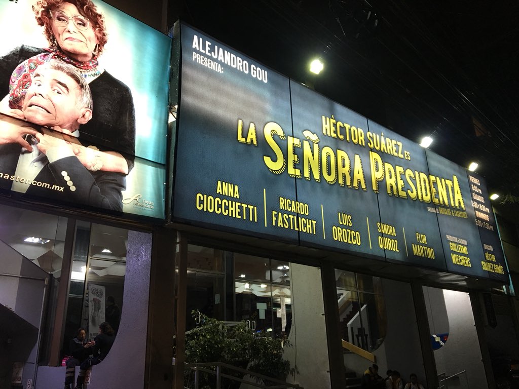 Estrenando marquesina de #LaSeñoraPresidenta en el #TeatroAldama...