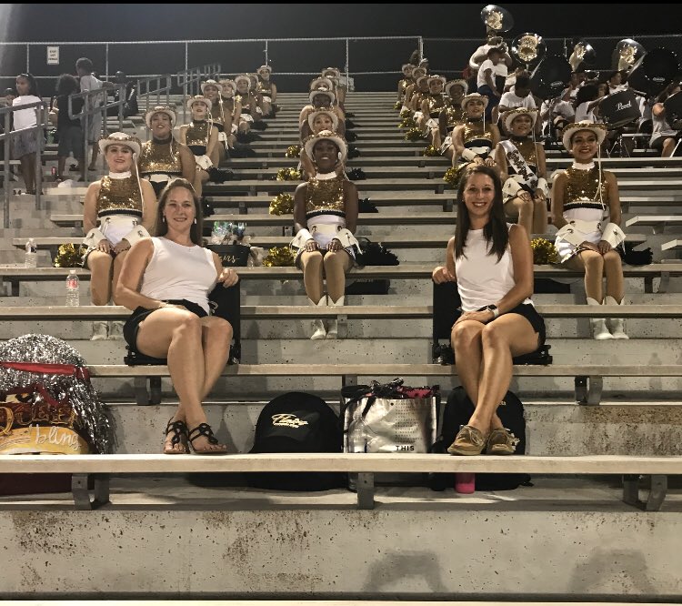 CyParkFlairs's tweet photo. First Varsity Game ✅                    Flairs AMAZING Performance 🤩          #flairlove #riseup #ITT #adventure @CypressParkHS https://t.co/v9TIiNTSMC