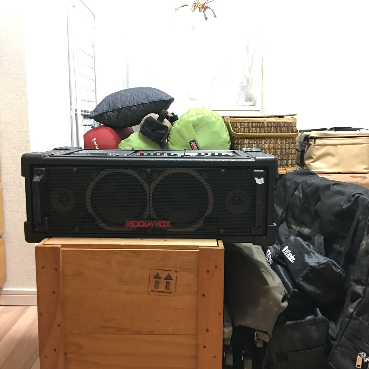itokaoru3's tweet photo. #デリカカーゴ のスピーカーがショボそうだから #RIDDIMBOX 持ち込もうかな。走ってるときなら電源取れそうだし電源サイトならキャンプ場でも使えるし。ラジカセとは思えないほどの爆音(笑)久しぶりに引っ張りだしてきて驚いた〜
#KALEEBARプロジェクト https://t.co/gQxnPx9s9z