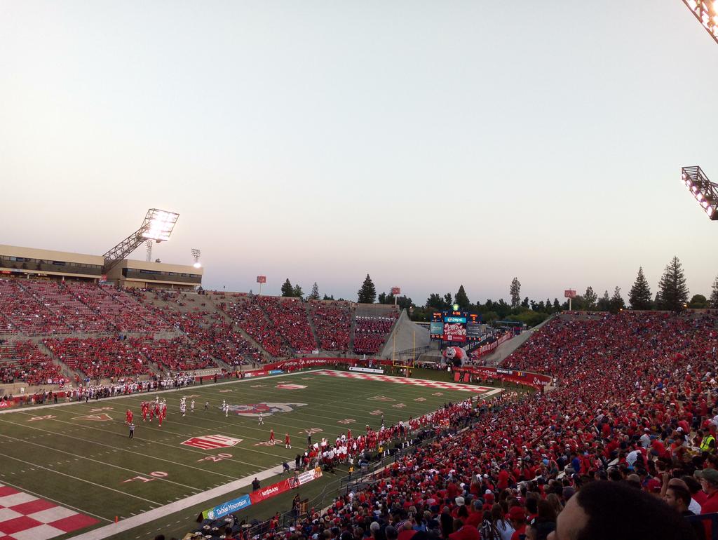 Maribts24's tweet photo. Let's go bulldogs #FresnoState #bullfogs @FresnoStateFB https://t.co/lh5iiV3sCC