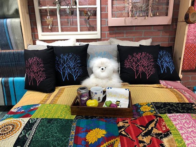 FairTradeDecor's tweet photo. Pumpkin spice and everything nice to cozy up on an autumn night ☕️🎃 Our beautiful sari bedding from India 🇮🇳.soft alpaca from Ecuador 🇪🇨 will make you cozy on cool nights. https://t.co/dUIfQ7swhd https://t.co/CNLYH6V4Nv