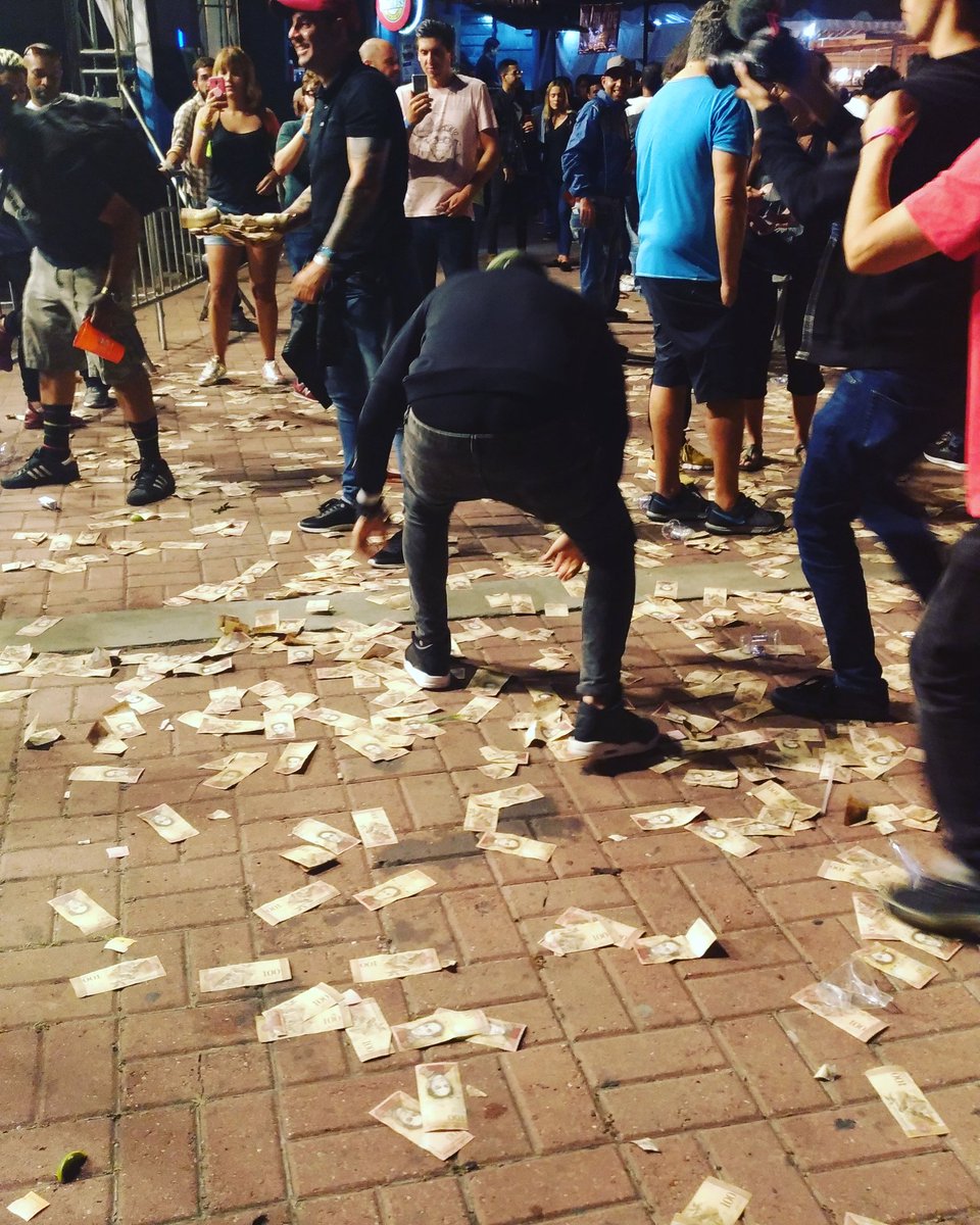ivanxcaracas's tweet photo. El nuevo #papelillo los billetes de 100 bolívares fuertes del corrupto muerto #Venezuela ... cierre de espectacular concierto de @desordenpublico @paixfest https://t.co/703k5gY1cN