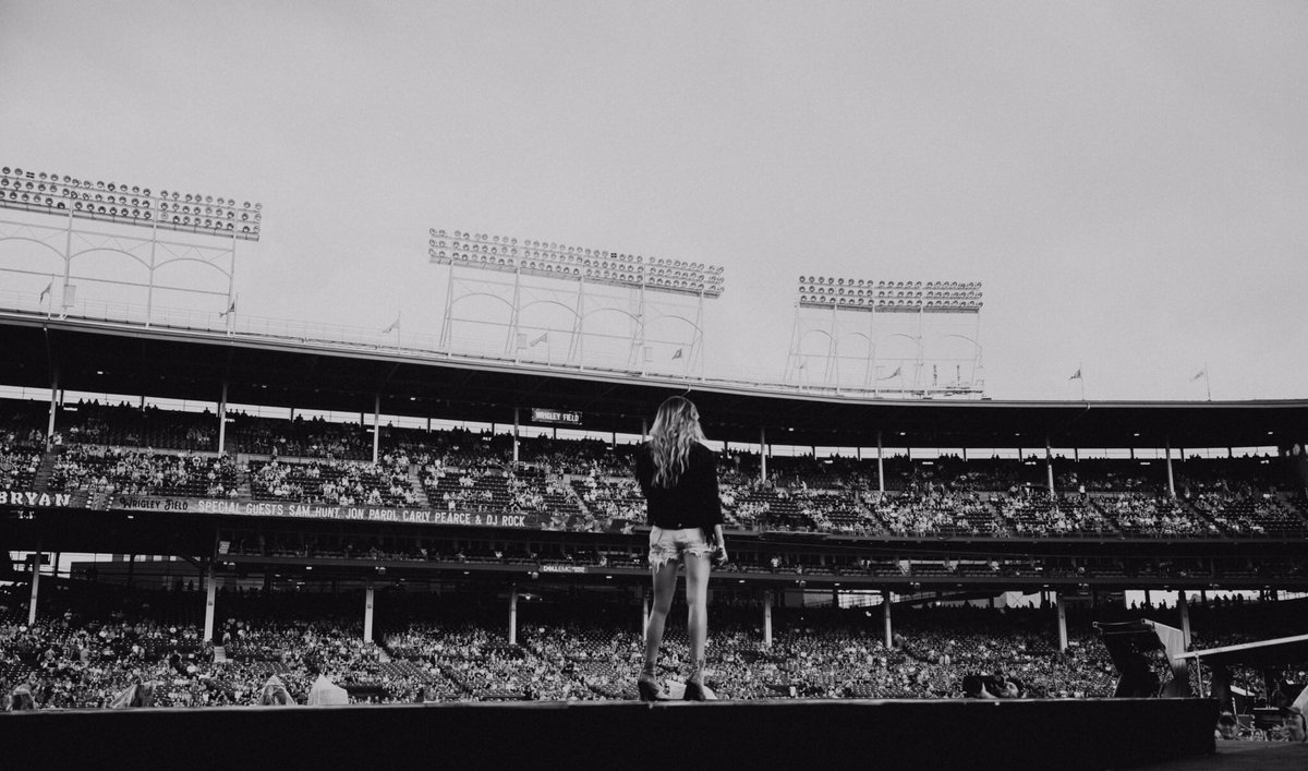 Night 1. @LukeBryanOnline. WRIGLEY FIELD. No words 😭❤️ [📷: <a href="/RachelDeeb/">Rachel Deeb</a>]