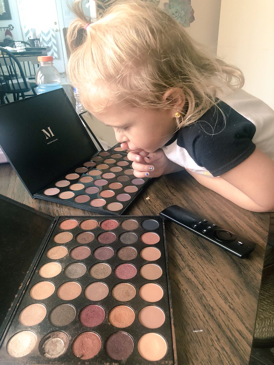 Marajbell's tweet photo. @MorpheBrushes, Choices are hard #morphe #makeup  #makeupgeek https://t.co/JOUXvlKq5y