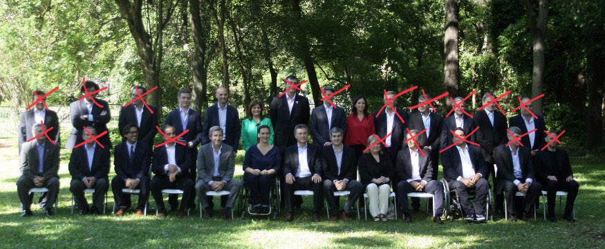 El equipo en diciembre 2015. Tachados los que se fueron, los que se irían y los que dejarían de ser ministros.