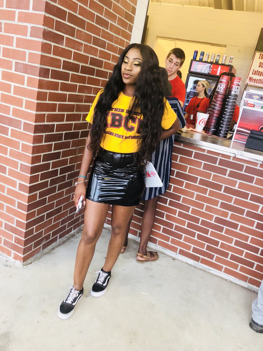 Zar_barr's tweet photo. Football Season is here 🖤🐅💛 #RespectTheG #Gramfam ‘21 https://t.co/2OjEzarz5y