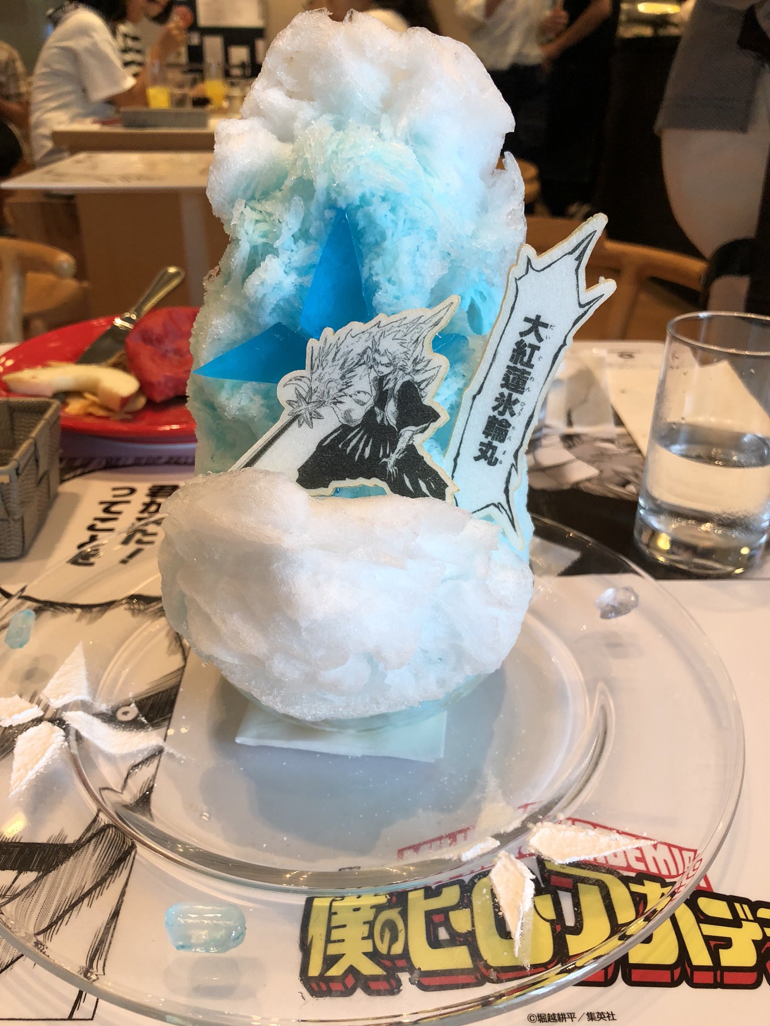 Mu 6 ムシカ Twitter પર Bleach大好きおじさんなので氷雪系最強の斬魄刀大紅蓮氷輪丸を模したかき氷食べました ちょいちょい崩れて食べにくいんですけど このボロボロになる感じが日番谷隊長らしさなのか 暴言