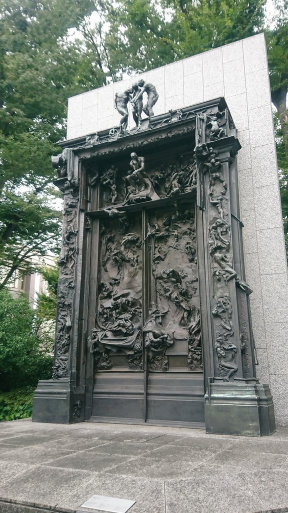 クロノ 西洋美術館の考える人像前を横切って地獄の門に行こうとした時 後ろにいた子供連れ家族が 考える人って何考えてるのかねえ って言ってたんですけど 答えは反対側にありますよ 国立西洋美術館 地獄の門 オーギュスト ロダン