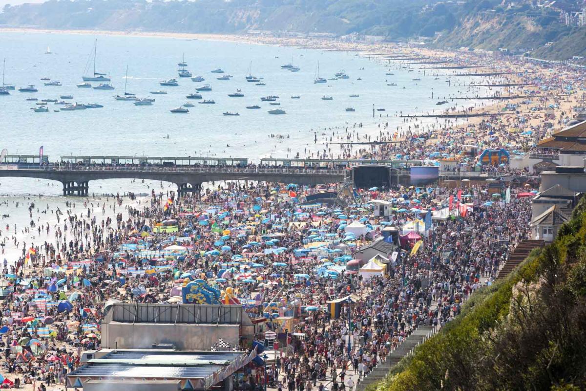 Bournemouthecho's tweet image. This is how crowded Bournemouth was yesterday: Super Saturday sees 390,000 people flock to Air Festival bit.ly/2LO9Dh8 #bmthairfest