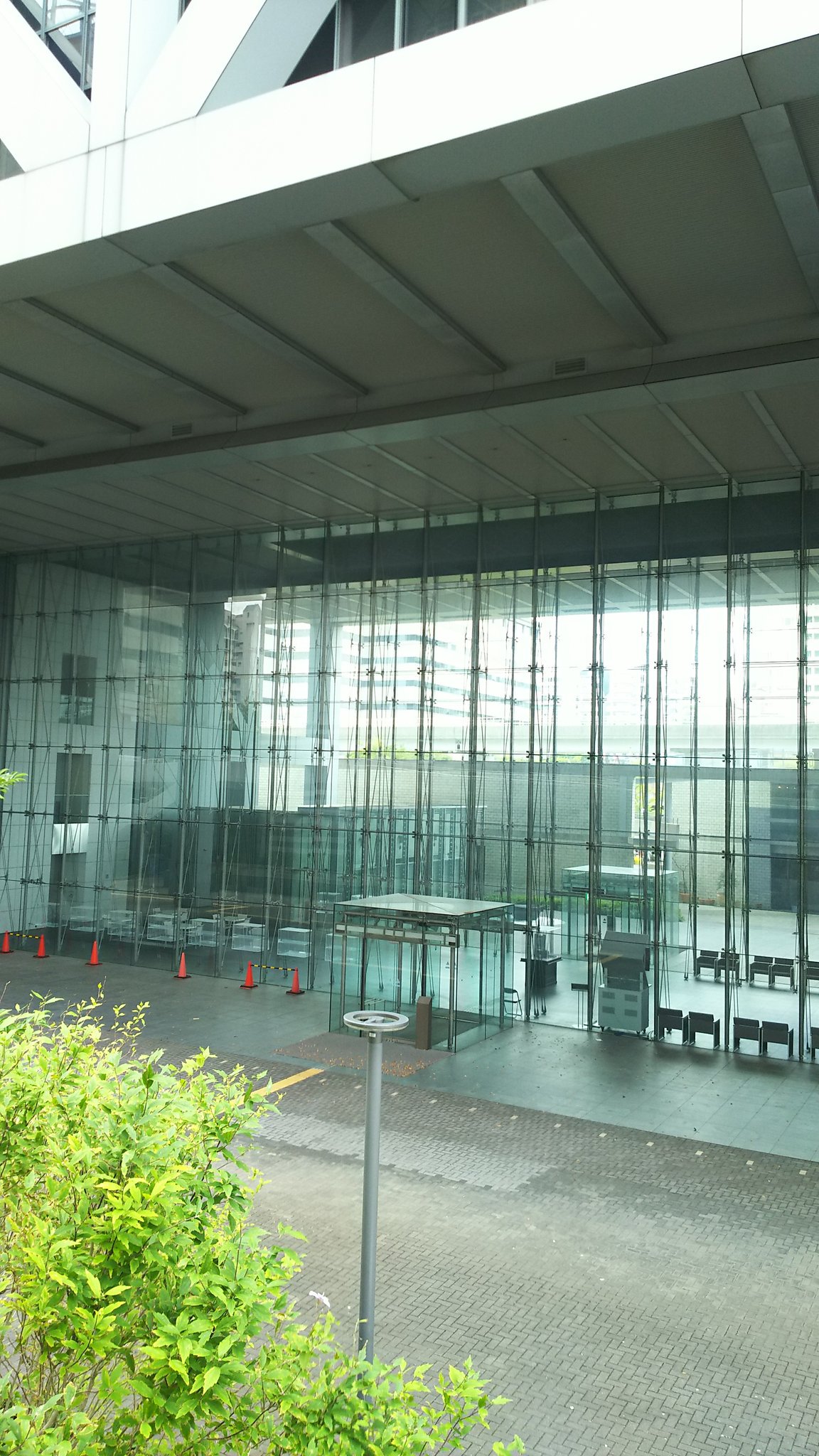 Jin たびびと 六甲アイランド 巨大な元p Gジャパンの本社 今はアジアワンセンターと呼ばれるらしいけれども全く人の気配がしません 通路を歩いていたらいつの間にか3階の庭園らしき場所に来ていましたが 水田みたいになっていました 神戸散歩