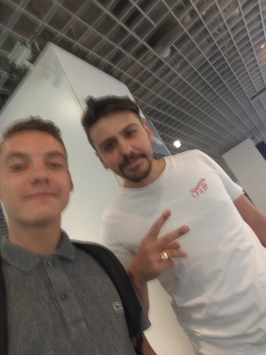 PoliceRomain's tweet photo. @JoycaOff Hier à la Fnac d'Angers j'ai croisé Joyca ça faisait trop plaisir mais quand je lui ai dit j'aimerai bien voir les autres de la Redbox genre @Mstrbtman il m'a répondu "Ah nan mais lui il sort jamais"😂😂😂😂 Encore Merci Jordan pour cette photo ça fait énormément plaisir❤ https://t.co/Dqc0ctxEjo