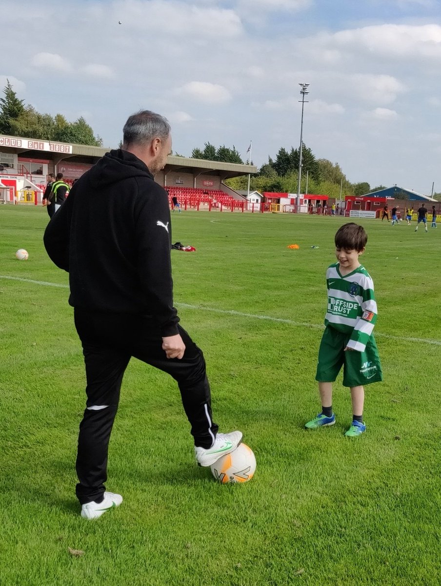 bazley10's tweet image. After a busy morning at The Vics the highlight was seeing @NorthwichVicsFC Mascot for the Day Sam Whitlows face when he met the players &amp;amp; warmed up on the pitch beside them makes it all worth while This Really is "The Beautiful Game " 💚⚽🇳🇬 @OffsideTrust @NonLeagueCrowd