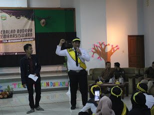 ProdiTarjamah's tweet photo. Alhamdulillah berkat keyakinan dan usaha untuk mencapai kesuksesan, PBAK Tarjamah 2018 berhasil hadir dengan nuansa baru!!!
Tentunya dengan antusias para mahasiswa baru yang membuat acara kita ini lebih meriah lagiiii 
Sampai ketemu di fakultas adab 🤗
#BanggaJadiAnakTarjamah https://t.co/LCT7TzQttK