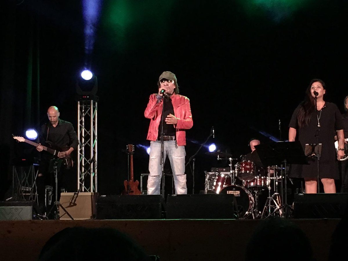 RiversFood's tweet photo. Si è chiusa con le straordinarie interpretazioni di Dario Ballantini la seconda giornata del River’s Food Festival. Sul palco del Teatro del Fiume in scena i grandi personaggi della sua carriera: Vasco Rossi, Gianni Morandi, Zucchero e Valentino https://t.co/uUb6Vo8qzl #River2018 https://t.co/SWBBvRGfYD