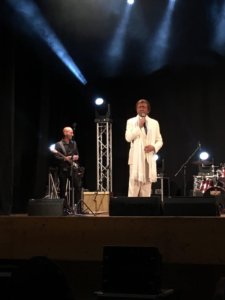 RiversFood's tweet photo. Si è chiusa con le straordinarie interpretazioni di Dario Ballantini la seconda giornata del River’s Food Festival. Sul palco del Teatro del Fiume in scena i grandi personaggi della sua carriera: Vasco Rossi, Gianni Morandi, Zucchero e Valentino https://t.co/uUb6Vo8qzl #River2018 https://t.co/SWBBvRGfYD