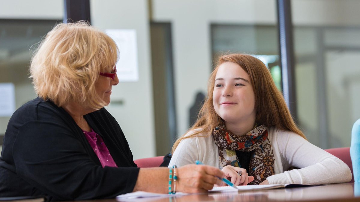 edutopia's tweet photo. A high school English teacher has a single accountability measure for her students’ choice reading: talking to them about it. The unexpected power of reading conferences: https://t.co/Bf5oRumpQB https://t.co/urJUf1F6Ih