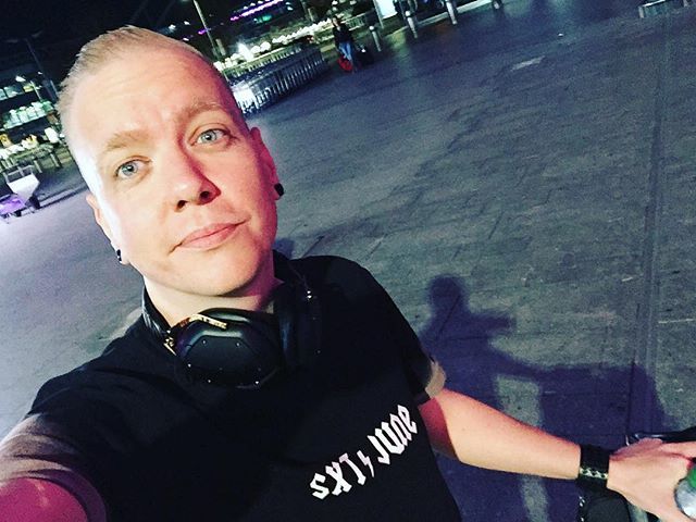 davidahlund's tweet photo. Wearing shorts in September, 5 AM at #Heathrow. See you soon, #Barcelona! #VModa #Crossfade2Wireless #it https://t.co/makGdC9nqq