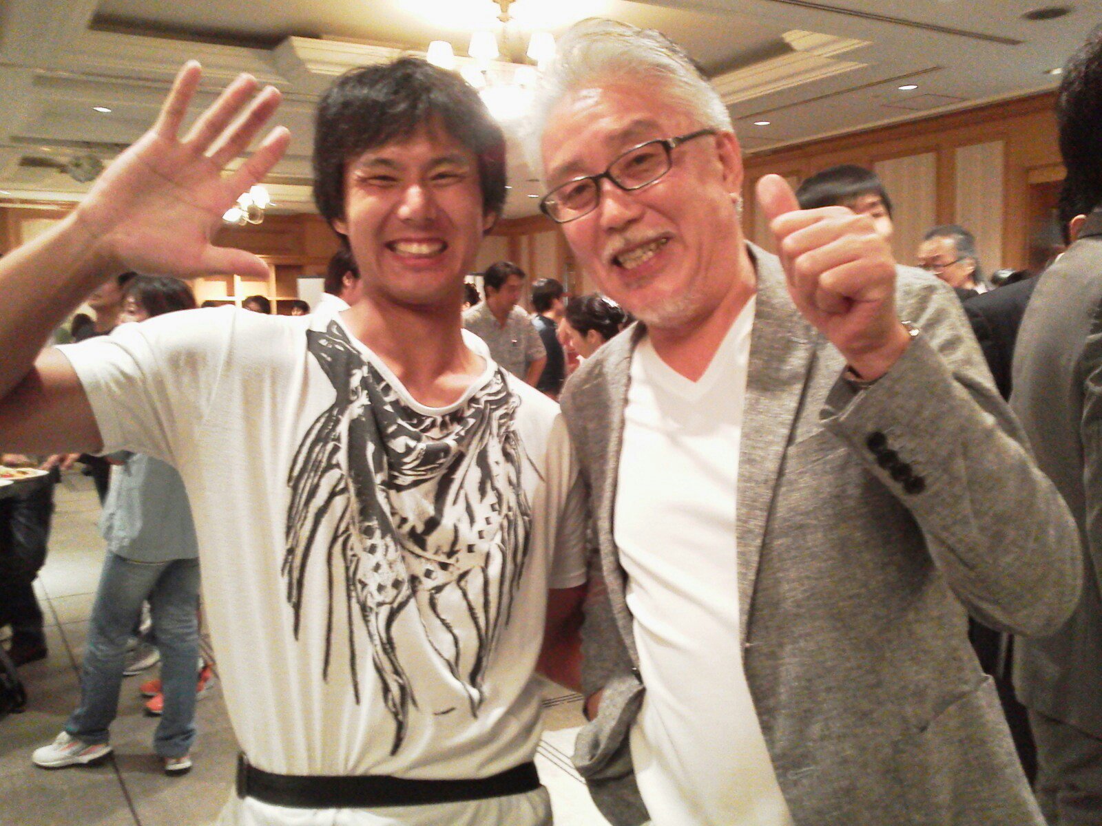 劇団昴マネージメント部 先日の 仮面ライダービルド 打ち上げ 金尾哲夫 も参加させていただきました 画像は 桐生戦兎役 犬飼貴丈さん 石動美空役 高田夏帆さん エボルトとベルナージュの力が衝突して ぶれてしまいました 滝川紗羽役 滝裕可里さん