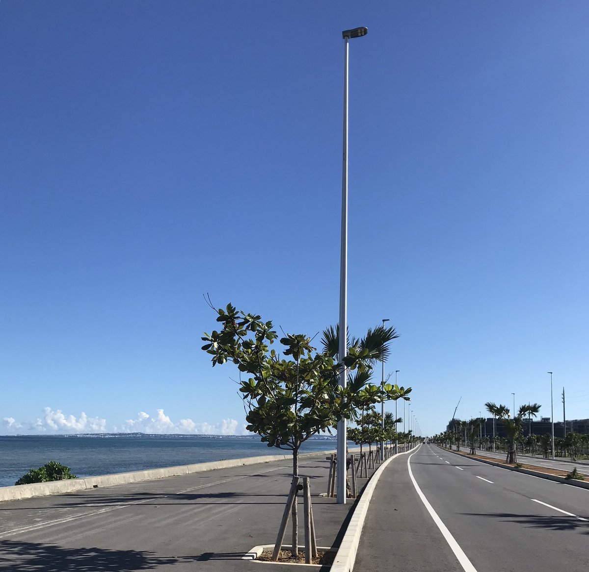 こじか74 今年3月に開通した浦添西海岸道路を今日ようやく初めて通りました 笑 来年はパルコも来るのか 沖縄はデパートの大激戦区ですね 西海岸道路 浦添北道路 海 道 空 青空 浦添市 浦添 パルコ Parco サンエーパルコ サンエー 沖縄