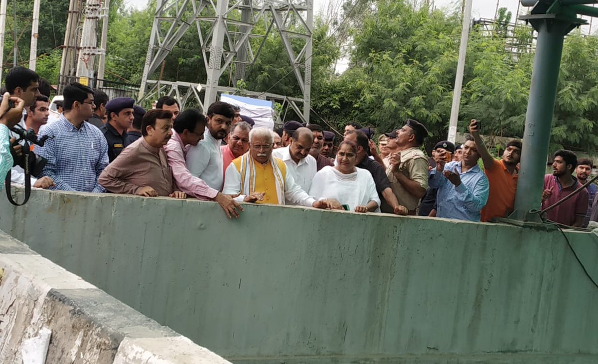 हरियाणा के माननीय मुख्यमंत्री श्री मनोहर लाल गुरुग्राम में सेक्टर 10 से नई सिटी बस सेवा का शुभारंभ करने उपरांत सिटी बस में सफर करने के दौरान Hero Honda चौक पर रुके और वहां पर हुए जलभराव की स्थिति का जायजा लेते हुए। <a href="/mlkhattar/">Manohar Lal</a> <a href="/cmohry/">CMO Haryana</a>