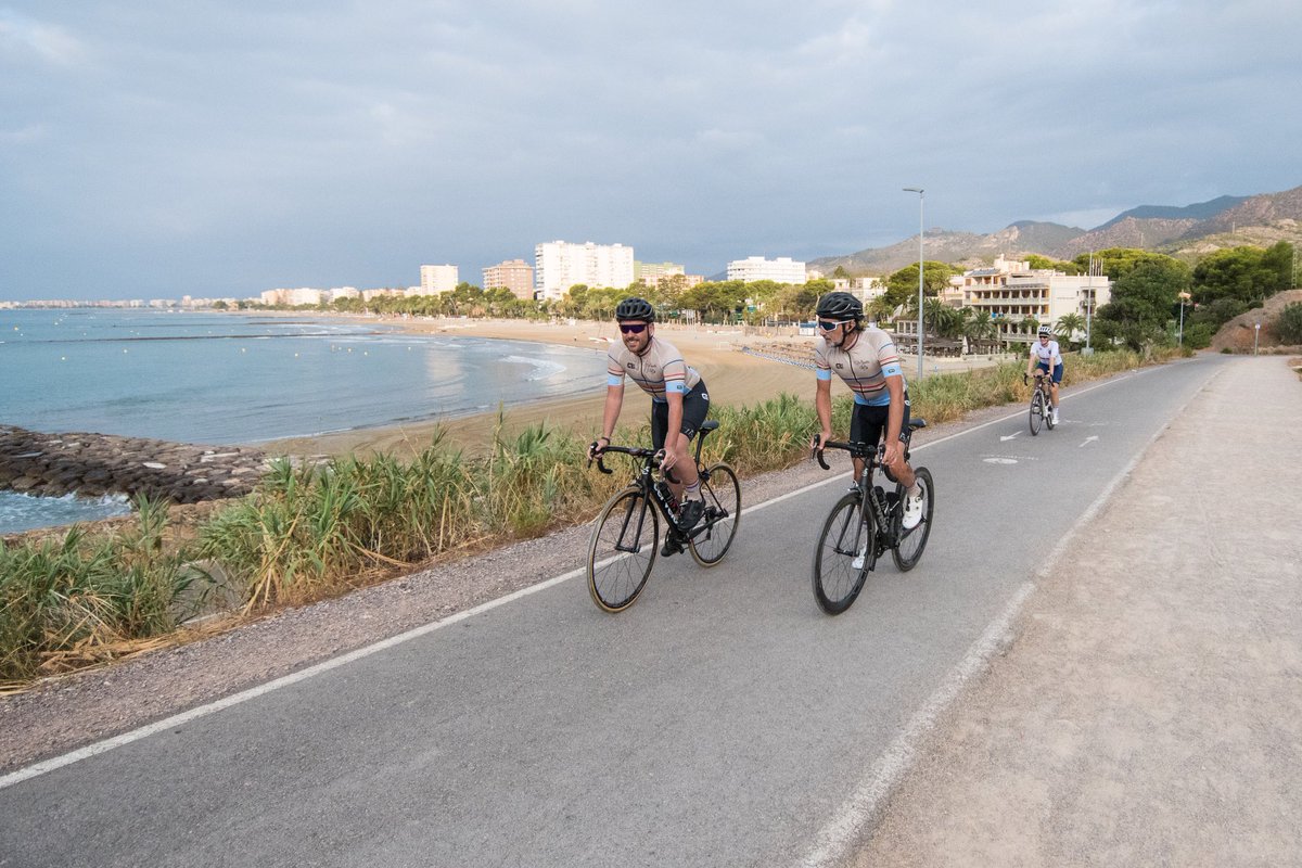 BicicletaLa's tweet photo. Domingo y rutita en bici !! El cocktail perfecto !! Sunday and bike ride !! Perfect cocktail!! Colección “Vélodrome” de @BicicletaLa disponible en https://t.co/zpM107v55E y @Maillot_Noir !! Pasión por el óvalo !! #friendslbc #cycling #estilolbc 📸: @tonibaixauli https://t.co/EYm6UlrL4a