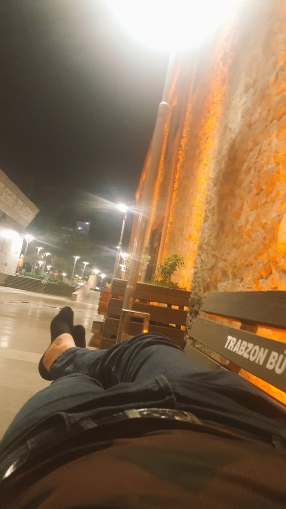 Senin için banklarda sabahlarız 😎 <a href="/Trabzonspor/">Trabzonspor</a>