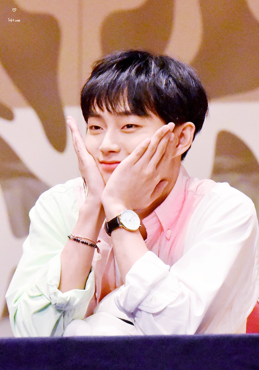softcore9698's tweet photo. 180901 심석홀 팬싸. 이젠 모~ 꽃받침 장인이지모~ #김용국 https://t.co/vXwKVxtarU