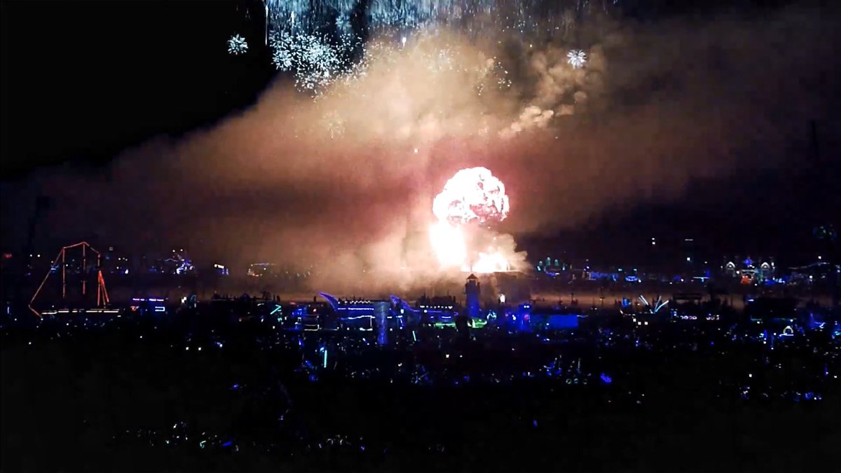 Enjoying <a href="/motorbikematt/">Matthew F. Reyes</a> live stream of Burning Man.