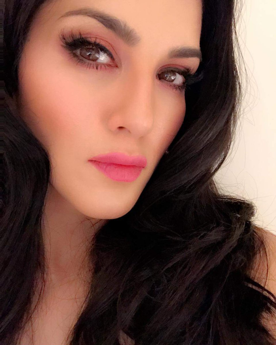 Sunny Leone tweet media