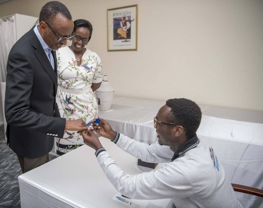 UrugwiroVillage's tweet photo. President Kagame and First Lady Jeannette Kagame join the Rwandan Community in China in casting their vote in legislative elections. @RwandaInChina https://t.co/yrOPpLn347