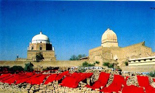 31) Another lesser known but equally pauranic temple of Multan was dedicated to Lord Narsimha. (Remember the story behind another name of Multan - Kashyappur?). It was located next to Famous Sufi shrine as one can see in old pic...Such a utopic pic of secular harmony isn't it?