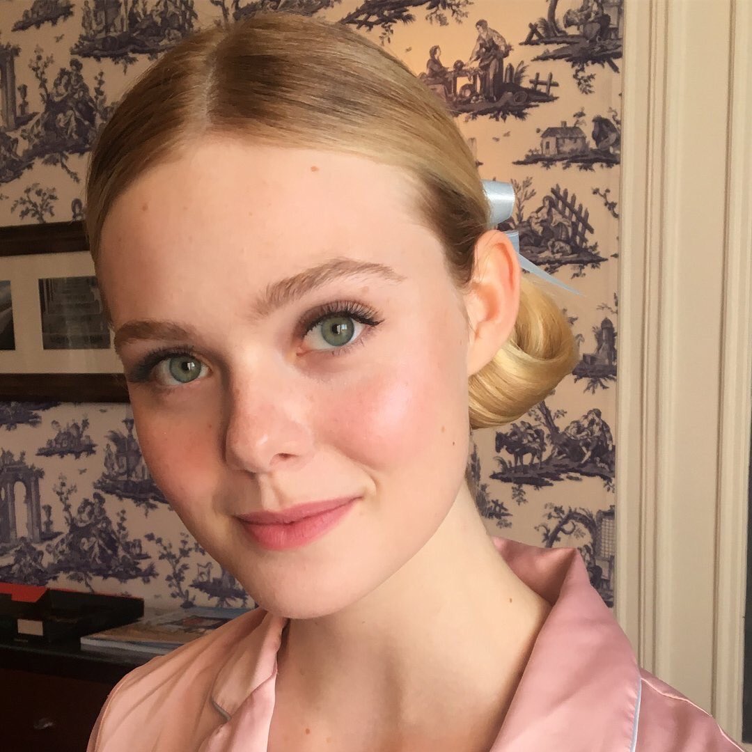 Diz ディズ Pa Twitter メイク可愛い 青い瞳憧れるなあ 気温とかで色が変わるとか素敵すぎる Ellefanning エルファニング