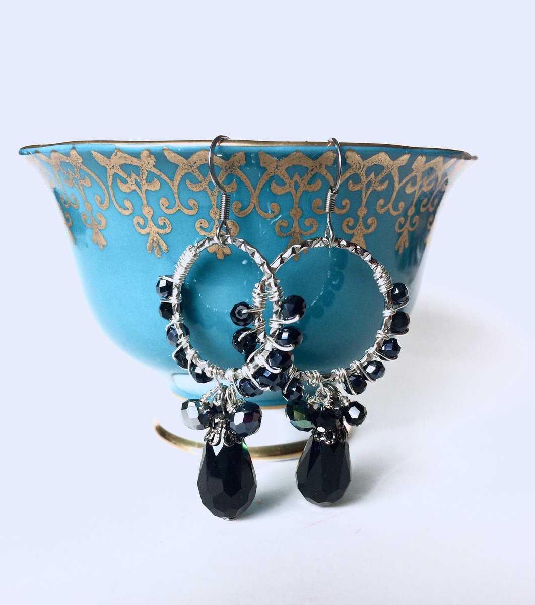sparkling_bead's tweet photo. Black and Navy Glam Hoop Earrings
#etsy #jewelry #canadianmaker #bohochic #hoopearrings #handmadeincanada https://t.co/eqZ0XIb678 https://t.co/dGK9AQS0ob