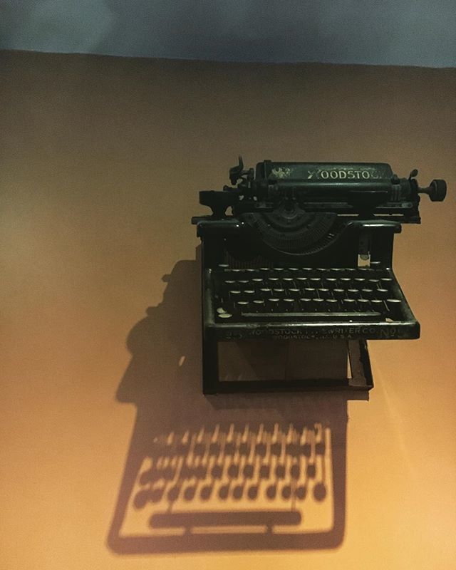 AnarcoPraxis's tweet image. #WritingMachine #MáquinaDeEscribir #MaquinaDeEscribir #Escritor #Redactor #Literatura #Vintage #Retro #Bar #Souvenir ift.tt/2LPddaF