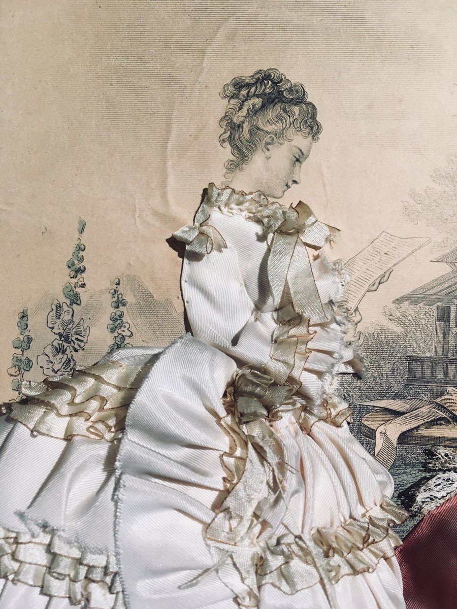 트위터의 Lecurio 님 貴婦人の立体版画 19世紀 フランス ビクトリア時代の貴婦人のモード版画に手芸で服を繕い半立体にした額装です 19世紀 から世紀のモード版画はよく見ますがこの様に手が施された物は初めて見つけました おそらく当時の人による手作りの作品と思 트위터의 Lecurio 님 貴婦人の立体版画 19世紀 フランス ビクトリア時代の貴婦人のモード版画に手芸で服を繕い半立体にした額装です 19世紀 から世紀のモード版画はよく見ますがこの様に手が施された物は初めて見つけました おそらく当時の人による手作りの作品と思