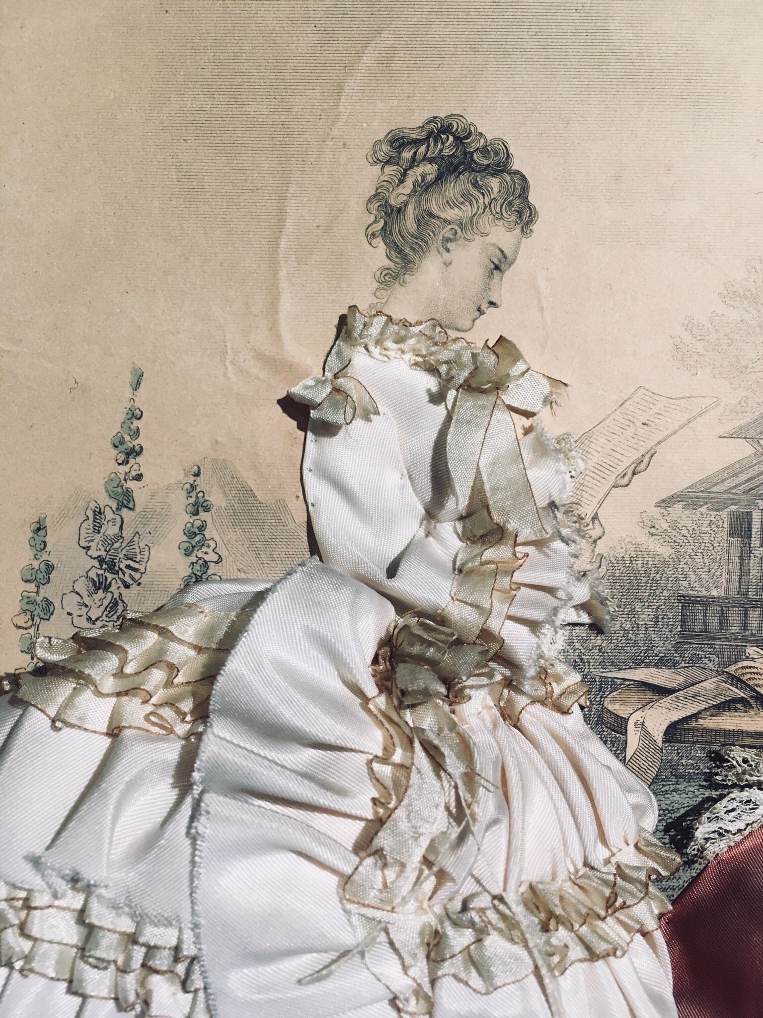 Lecurio On Twitter 貴婦人の立体版画 19世紀 フランス ビクトリア時代の貴婦人のモード版画に手芸で服を繕い半立体にした額装です 19世紀から20世紀のモード版画はよく見ますがこの様に手が施された物は初めて見つけました おそらく当時の人による手作りの作品と思