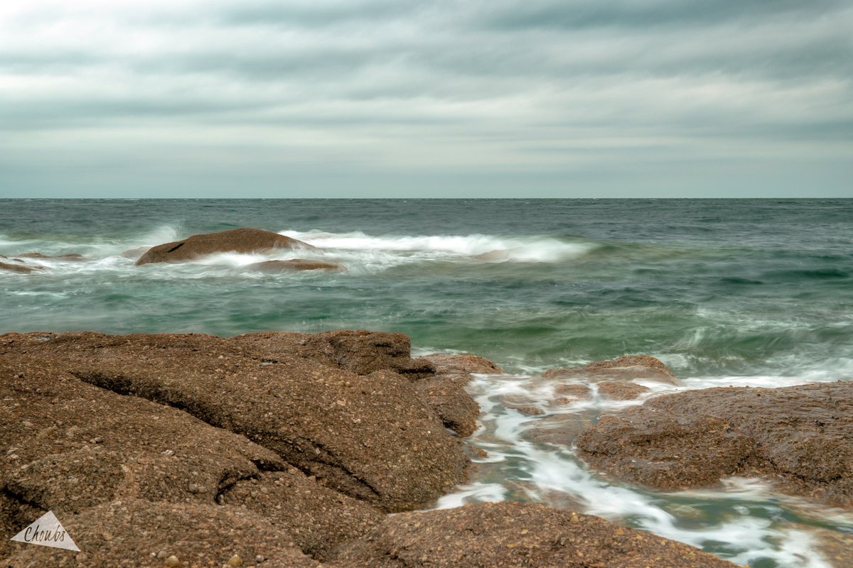 MrChoubs's tweet photo. Très content de cette photo "simple" en pause longue à Gatteville. J'aime les teintes... et ses rochers sont vraiment super beaux à Marée basse. Cependant la mer revient vite et il faut un courir au retour... #Gatteville #Choubs https://t.co/k1acgnQK7L